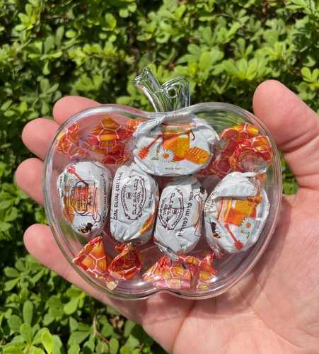 תפוח פלסטיק שקוף עם 5 סוכריות דבש