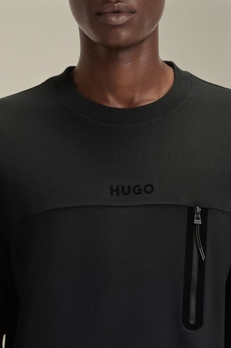 חולצה HUGO מידות S-XXL לגברים בגוון שחור עם כיס