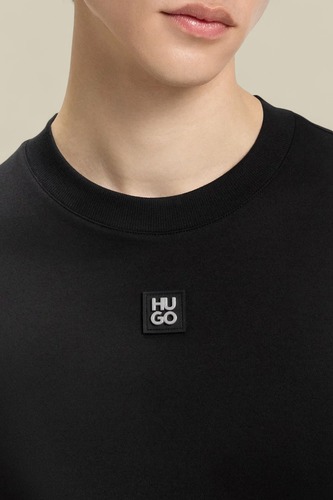 חולצה HUGO מידות S-XL לגברים בגוון שחור עם ריבוע
