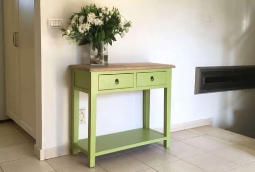 קונסולה כפרית לכניסה צבע פיסטוק ופלטה עץ טבעי