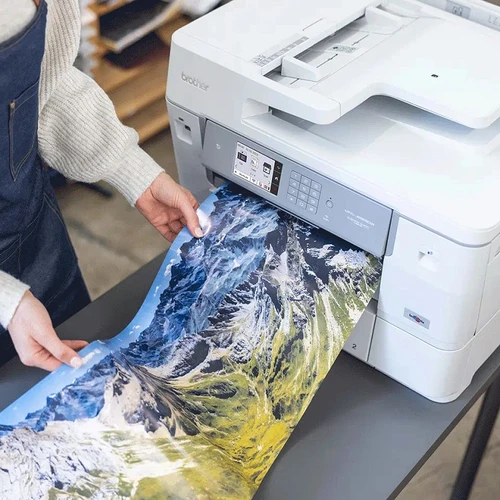 Brother MFC-J6955DW היא מדפסת הזרקת דיו רב־תכליתית מקצועית המיועדת לצוותים עסקיים ולמשרדים  הזקוקים ליכולות הדפסת A3