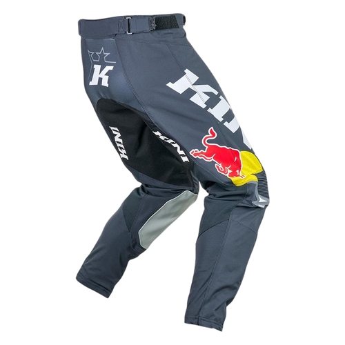 מכנסי מוטוקרוס Kini Red Bull MXC Pants דגם K0122-001 בצבע אפור, עם גרפיקה מתקדמת, מגני חום בברכיים ומערכת סגירה מתכווננת לרכיבה מקצועית