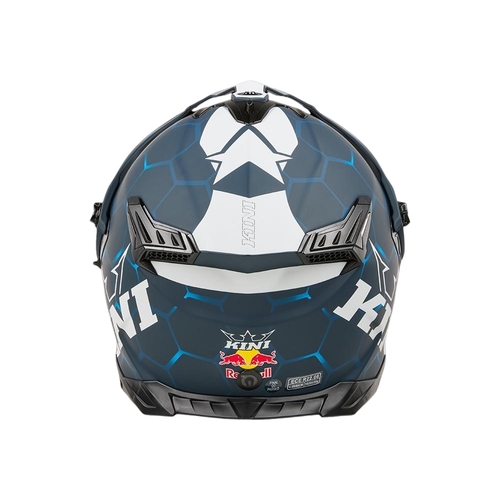 קסדת אדוונצ'ר Kini Red Bull ADV X בצבע כחול לבן גודל XS דגם KRADV-001 עם מבנה דו-קליפתי מפיברגלס, מערכת אוורור מתקדמת, מגן שמש משולב ומוכנה לחיישן Quin Smart Safety