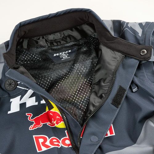 ג'קט מוטוקרוס Kini Red Bull EXC דגם K1104-001 בצבע כחול לבן גודל S עם שרוולים נשלפים, אזורי אוורור מחוררים ומערכת כיסים מתקדמת לרכיבת שטח מקצועית