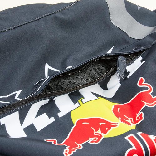 ג'קט מוטוקרוס Kini Red Bull EXC דגם K1104-001 בצבע כחול לבן גודל S עם שרוולים נשלפים, אזורי אוורור מחוררים ומערכת כיסים מתקדמת לרכיבת שטח מקצועית