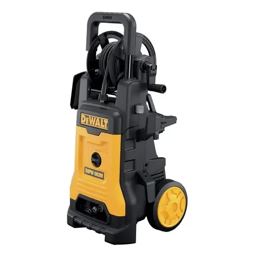 גרניק DEWALT דגם DXPW002M בצבע צהוב-שחור, עומד על גלגלים עם ידית נשיאה עליונה וצינור לחץ מגולגל.