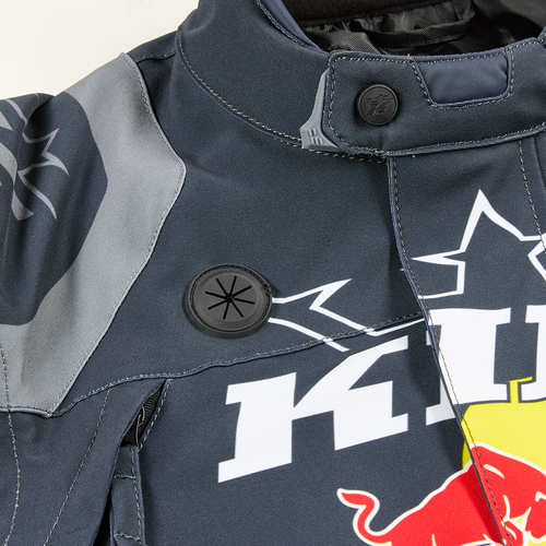 ג'קט מוטוקרוס Kini Red Bull EXC דגם K1104-001 בצבע כחול לבן גודל S עם שרוולים נשלפים, אזורי אוורור מחוררים ומערכת כיסים מתקדמת לרכיבת שטח מקצועית