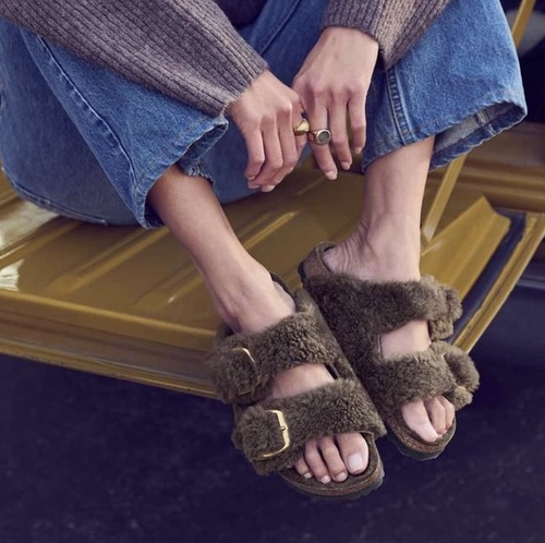 כפכף BIRKENSTOCK ARIZONA אפור מידות 37-41 לנשים בגוון חום פרוותי