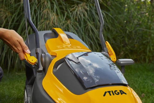 מכסחת דשא נטענת Collector 140e לכיסוח ללא כבלים ורעש, עם מנוע Brushless חזק, 6 גבהי כיסוח מתכווננים ואחסון מתקפל לחיסכון במקום.