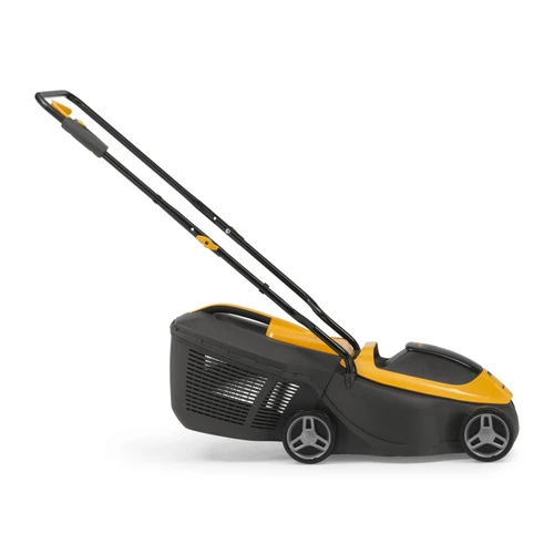 מבט צד על מכסח דשא Stiga Collector 132e בגרסת גוף בלבד הוא דגם קומפקטי, קל ונוח במיוחד לשימוש בגינות קטנות