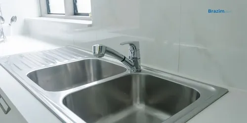 נירוסטה מול גרניט: מהו הכיור הנכון למטבח שלכם?
