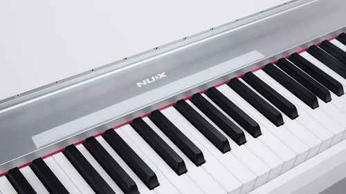 פסנתר חשמלי לבן עם סטנד ופדלים NUX NCK-330