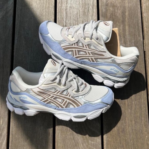 נעל ASICS מידות 36-46.5 לנשים בגוון לבן-תכלת