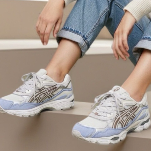 נעל ASICS מידות 36-46.5 לנשים בגוון לבן-תכלת