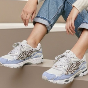 נעל ASICS מידות 36-46.5 לנשים בגוון לבן-תכלת
