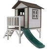 בית עץ כפרי לילדים עם מרפסת, מדרגות, מגלשה, חלון ודלת