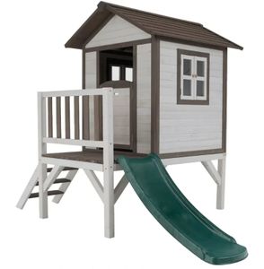 בית עץ כפרי לילדים עם מרפסת, מדרגות, מגלשה, חלון ודלת