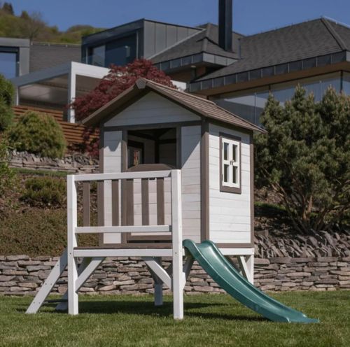 בית עץ כפרי לילדים עם מרפסת, מדרגות, מגלשה, חלון ודלת