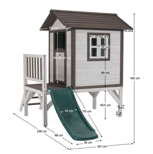 בית עץ כפרי לילדים עם מרפסת, מדרגות, מגלשה, חלון ודלת