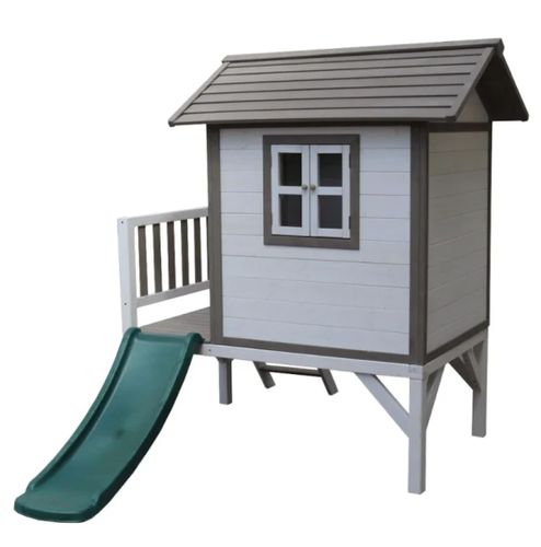 בית עץ כפרי לילדים עם מרפסת, מדרגות, מגלשה, חלון ודלת