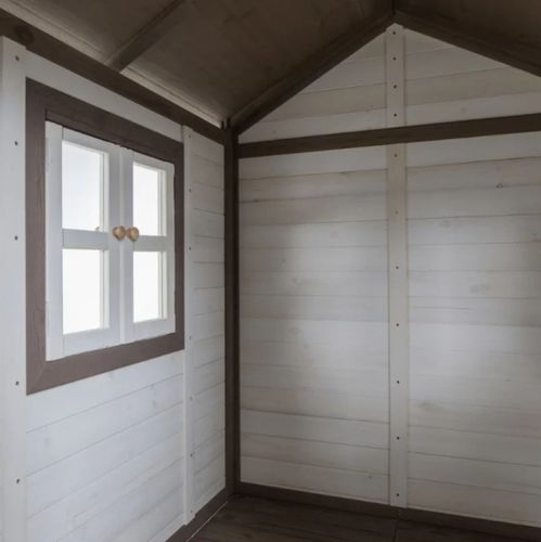 בית עץ כפרי לילדים עם מרפסת, מדרגות, מגלשה, חלון ודלת