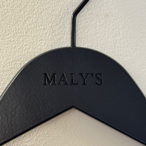 קולב עץ שחור עם בר MALY'S (בינוני) 
