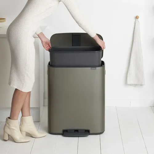 פח ברבנטיה למטבח 60 ליטר - Brabantia פלטינום מתוך קולקציית פחי אשפה למטבח (תקריב של המוצר) - פתרון פונקציונלי ואסתטי לארגון הבית