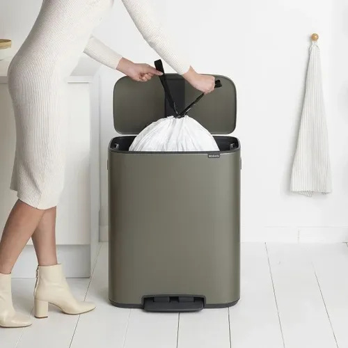 פח ברבנטיה למטבח 60 ליטר - Brabantia פלטינום מתוך קולקציית פחי אשפה למטבח (תמונת אווירה) - פריט מעוצב לעיצוב חלל רחצה מודרני ויוקרתי