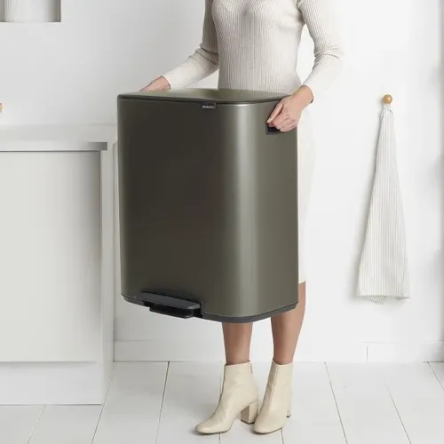 פח ברבנטיה למטבח 60 ליטר - Brabantia פלטינום מתוך קולקציית פחי אשפה למטבח (מבט נוסף) - איכות פרימיום בלתי מתפשרת ואחריות מלאה