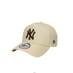 כובע NEW ERA לנשים בגוון קרם עם לוגו חום