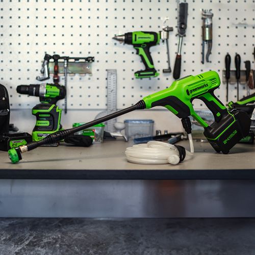 מכונת שטיפה בלחץ נטענת GREENWORKS דגם 99788/1 24V עם סוללת 4 אמפר ומטען, כוללת זרבובית 5 במצבים וצינור יניקה 6 מטר למניעות מרבית