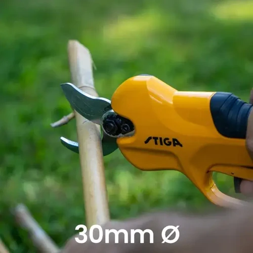 גיזום ענפים באמצעות מזמרה נטענת 20V + סוללה 2AH  ומטען דגם SC 100e סטיגה