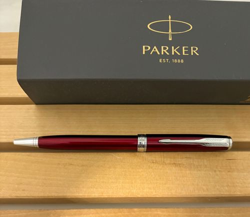 עט PARKER עם חריטה אישית – מתנה יוקרתית, אלגנטית ומלאת משמעות.