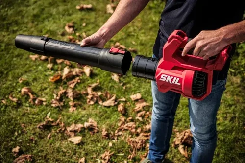 חיבור צינור למפוח עלים נטען 20V Brushless SKIL דגם GB1E0331AA כולל סוללה 4Ah ומטען.