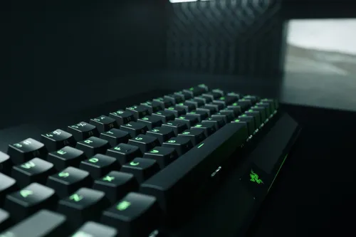 RAZER WOLVERINE V3 TOURNAMENT ED.-  WHITE בקר