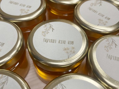 צנצנת דבש עם מדבקה ממותגת לאירועים 