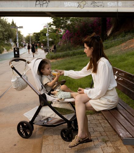 אירגונית מעוצבת לעגלות תינוק וטיולינים עם מקום לבקבוקים, רצועות תליה וכתף - אפור אבן קווילט
