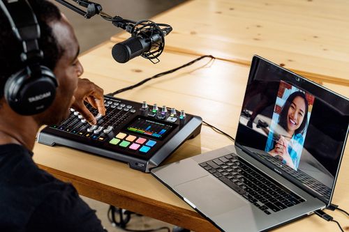 מיקסר הקלטה לפודקאסט Tascam Mixcast 4