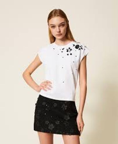 T-shirt with hand-embroidered flowers