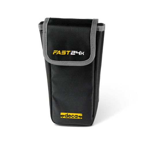 בוסטר התנעה DECA Fast 24K בעיצוב חזק ועמיד בצבע שחור עם נוריות LED כחולות לחיווי מצב, 4 יציאות טעינה מתקדמות ומנורת LED עוצמתית. מוצג עם כבלי התנעה מחוזקים וקליפים מקצועיים, כולל תיק נשיאה קשיח.
