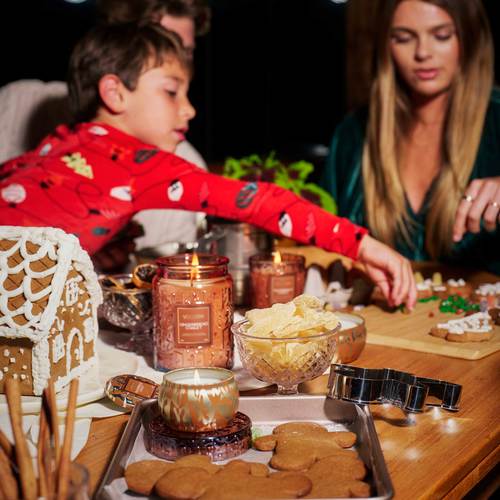 נר ריחני בקופסת פח 113 גרם - Gingerbread Chalet