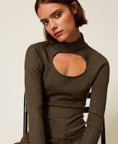 Fitted jumper with cut-out