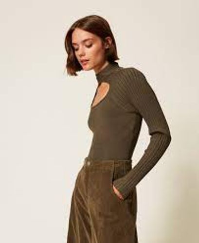 Fitted jumper with cut-out