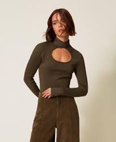 Fitted jumper with cut-out
