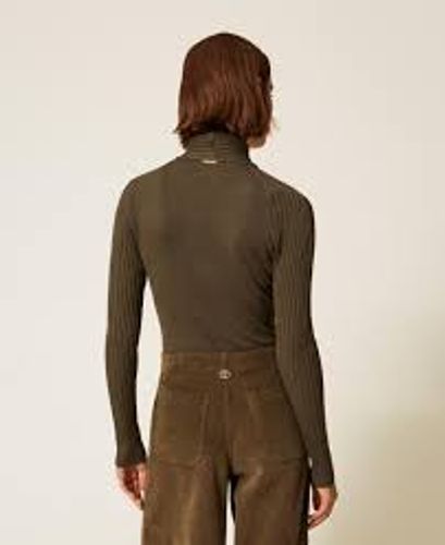 Fitted jumper with cut-out
