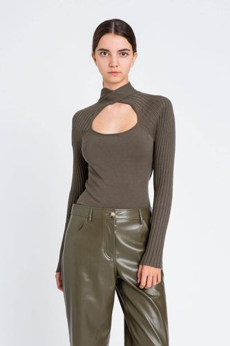 Fitted jumper with cut-out