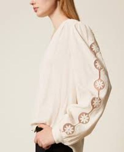 Crêpe blouse with embroidery