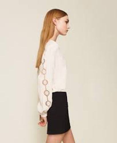 Crêpe blouse with embroidery