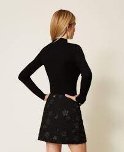 Bouclé miniskirt with flowers and sequins