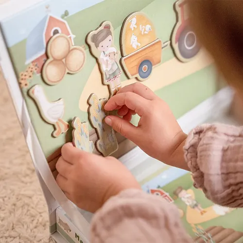 ילדה משחקת במשחק חווה מגנטי של Little Dutch